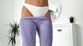 Big-Ass Teen in Leggings Plays with Pussy on Webcam